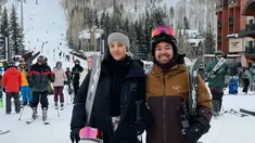 Begini potret kebersamaan Anya Geraldine dan kekasihnya yang bernama Nadif Zahiruddin saat berada di Colorado, Amerika Serikat. Dalam liburannya ini keduanya menikmati momen bermain ski salju bersama di resort yang berada di kawasan Vail. Momen ini pun banyak ia abadikan dalam media sosial Instagramnya. (Liputan6.com/IG/@anyageraldine)