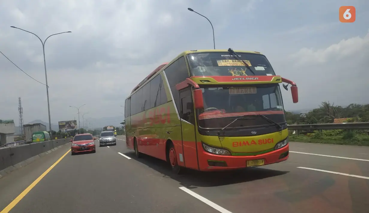 Rahayu Santosa Jetliner Semi-High Deck (SHD) milik PO Bima Suci.