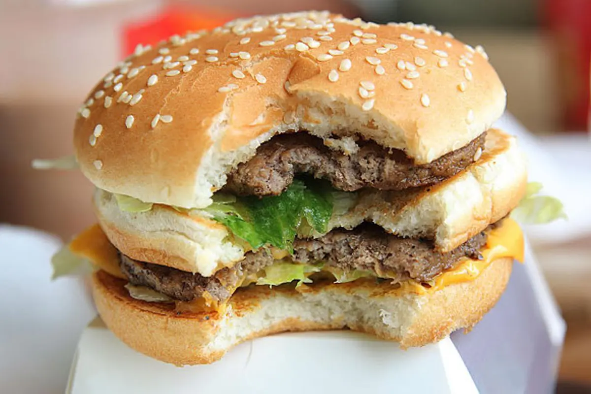 Ada Cacing Menggeliat di Makanan, Resto Burger Ini Ditutup
