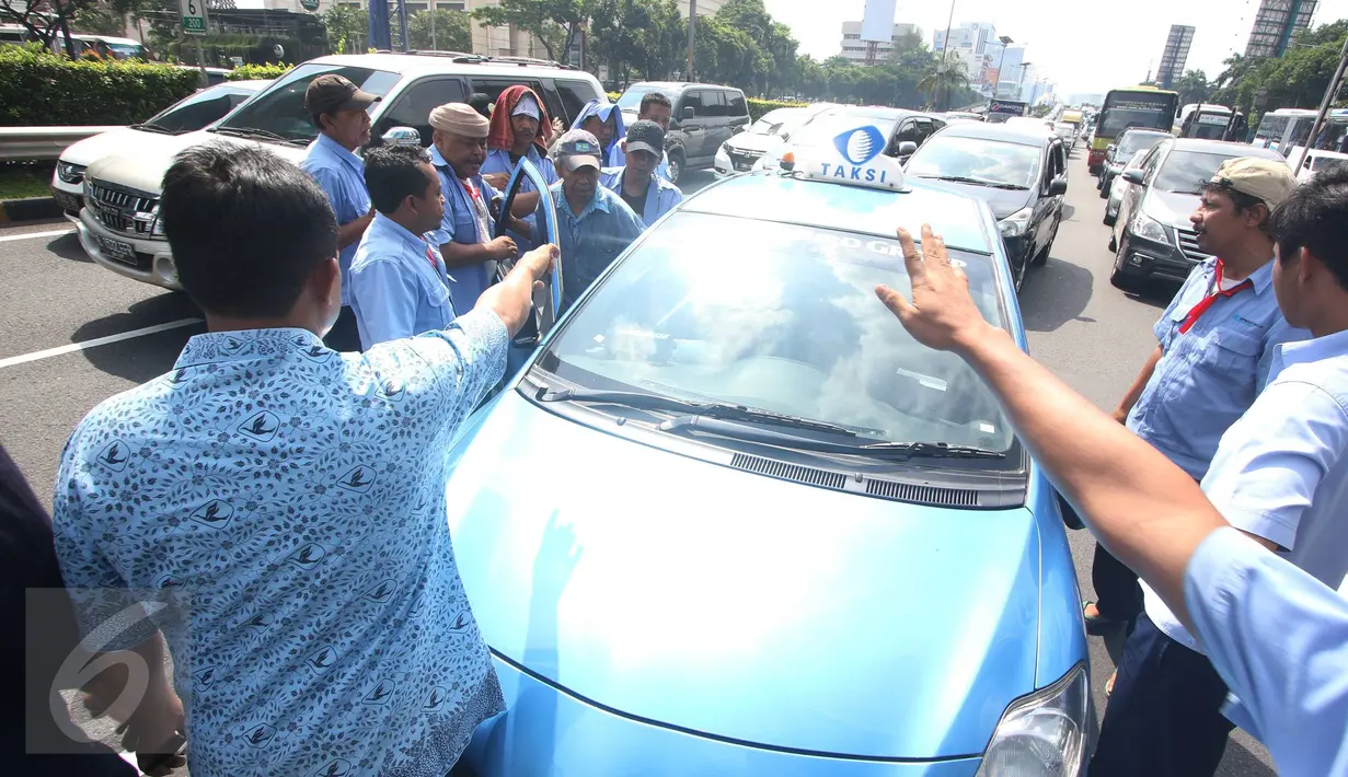 Sopir taksi melakukan aksi sweeping di tol dalam kota, Mampang, Jakarta, Selasa (22/3). Sweeping tersebut dilakukan terhadap sesama sopir taksi yang masih mengangkut penumpang pada aksi mogok bersama. (Liputan6.com/Immanuel Antonius)