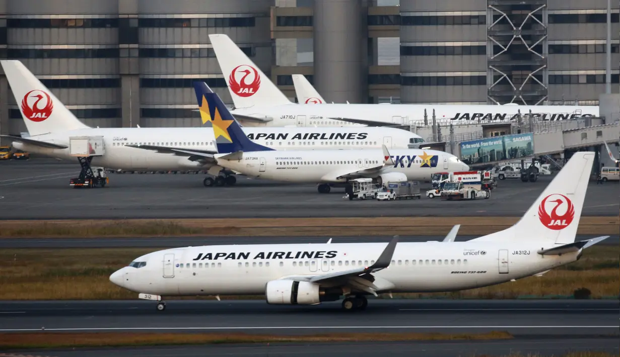 <p>Pesawat Japan Airlines terlihat pada landasan di Bandara Internasional Haneda, Tokyo, Jepang, Senin (29/11/2021). Jepang melarang masuk semua warga asing terkait penyebaran varian baru virus corona COVID-19, Omicron. (AP Photo/Koji Sasahara)</p>