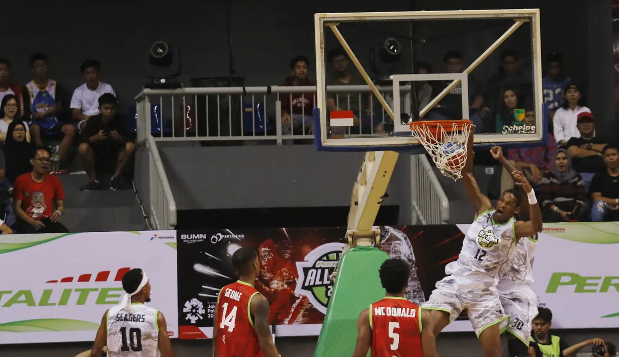 Pebasket Pelita Jaya, Chester Giles, memasukan bola saat laga IBL All Star di Britama Arena, Jakarta, Minggu (7/1/2018). Dirinya menjadi MVP IBL All Star setelah menorehkan 40 poin dan 10 rebound. (Bola.com/M Iqbal Ichsan)