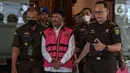 Menteri Komunikasi dan Informatika (Menkominfo) Johnny G. Plate mengenakan rompi pink dan tangan diborgol saat keluar dari Gedung Bundar, Kejaksaan Agung, Jakarta, Rabu (17/5/2023). (Liputan6.com/Faizal Fanani)