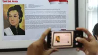 Pengunjung mengenakan ponselnya mengabadikan biografi Pahlawan wanita Tjoet Njak Meutia saat mengunjungi Pameran Sejarah Pahlawan Perempuan Ibu Bangsa di Museum Kebangkitan Nasional, Jakarta, Minggu (22/12/2019). (Liputan6.com/Herman Zakharia)