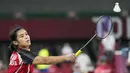Tunggal putri Indonesia Gregoria Mariska Tunjung mengembalikan kok ke arah pebulu tangkis Thet Htar Thuzar pada laga perdana cabang bulu tangkis Grup M Olimpiade Tokyo 2020 di Musashino Forest Plaza, Minggu (25/7/2021). Gregoria Mariska menang 21-11 dan 21-8. (AP Photo/Markus Schreiber)