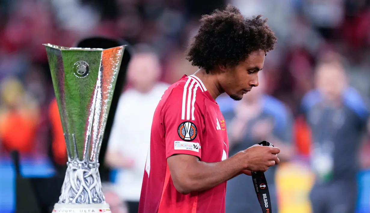 Setelah gagal meraih satu trofi pun di musim ini, MU juga dipastikan tak akan berpartisipasi dalam kompetisi Eropa musim depan lantaran anjlok di klasemen Liga Inggris. (AP Photo/Bernat Armangue)