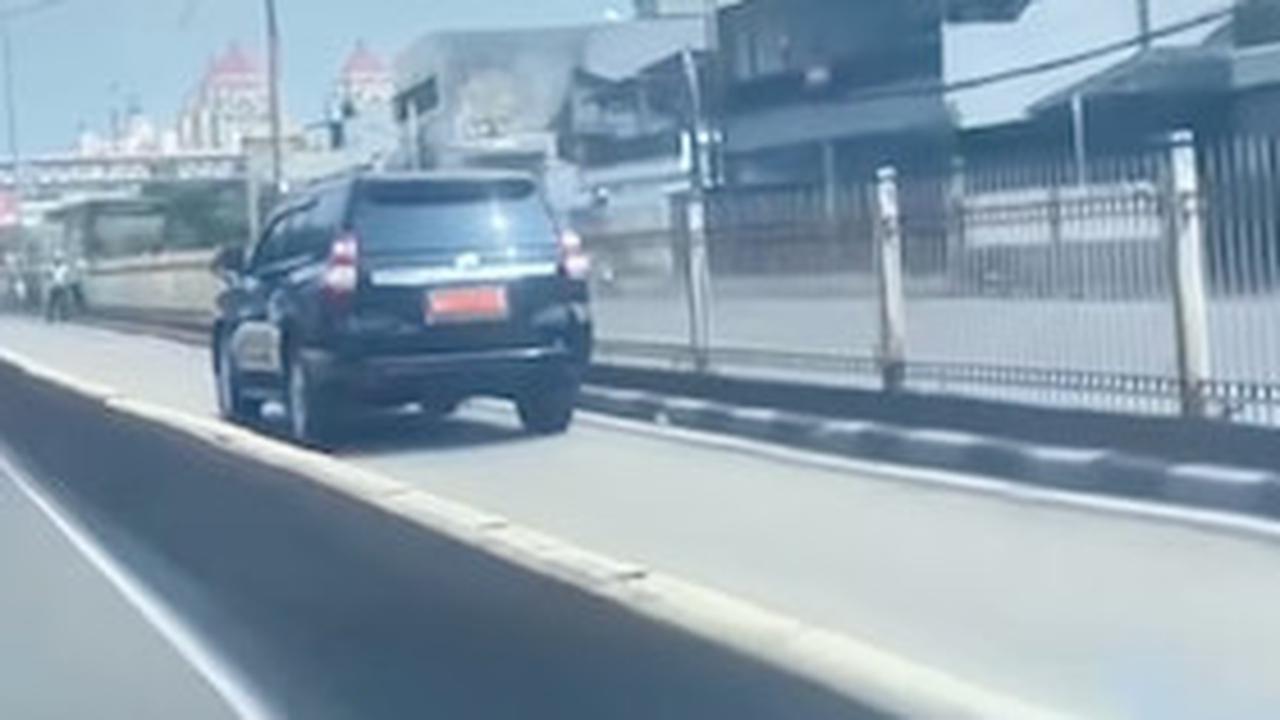Dirlantas Klaim Mobil Pelat Hitam atau Merah yang Terobos Jalur Transjakarta Tetap Ditilang