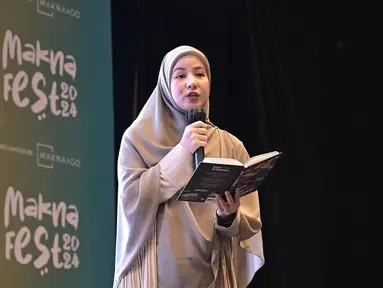 Mulai jarang muncul di layar kaca, Natasha Rizky saat ini menjadi seorang penulis buku. Buku berjudul Kamu Tidak Istimewa yang ditulis olehnya ini menuai banyak perhatian dari para pecinta buku. Tidak jarang dalam acara bedah buku yang dikemas dalam acara Book Talk kerap diikuti banyak orang di berbagai kota. (Liputan6.com/IG/@natasharizkynew)