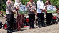 Kapolri Jenderal Sigit Prabowo bersama Gubernur DIY Sri Sultan Hamengku Buwono X  memberikan bantuan alat pertanian dalam program ‘Tanam Jagung Satu Juta Hektar di Bantul. (Kukuh Setyono)