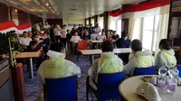 Proses pemulangan 206 ABK PMI kapal pesiar Cruise and Maritime Voyage (CMV) yang dibantu oleh KBRI London. (Photo credit: KBRI London)