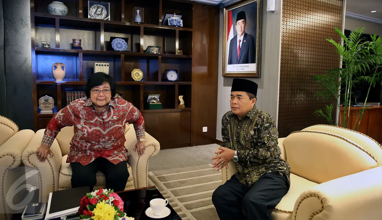 Menteri LHK, Siti Nurbaya Bakar dan Ketua DPR Ade Komarudin saat melakukan pertemuan, Jakarta, Selasa (10/10). Siti Nurbaya menemui Ade Komarudin untuk berkonsultasi terkait proses ratifikasi Paris Agreement on Climate Change. (Liputan6.com/Johan Tallo)