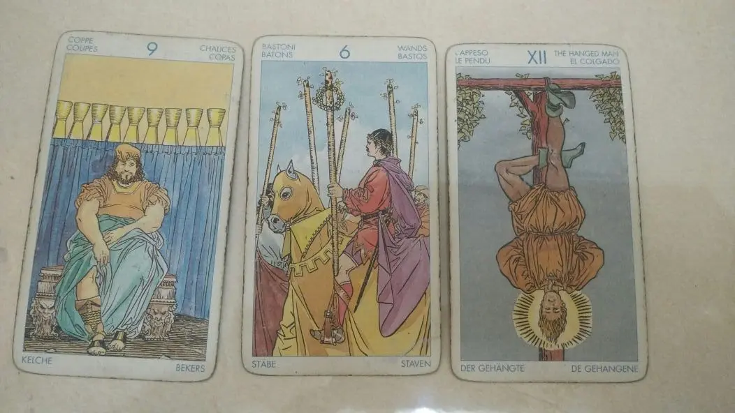 Tebaran kartu tarot hari ini oleh Lidia Pratiwi. (Sumber foto: Lidia Pratiwi/Bintang.com)