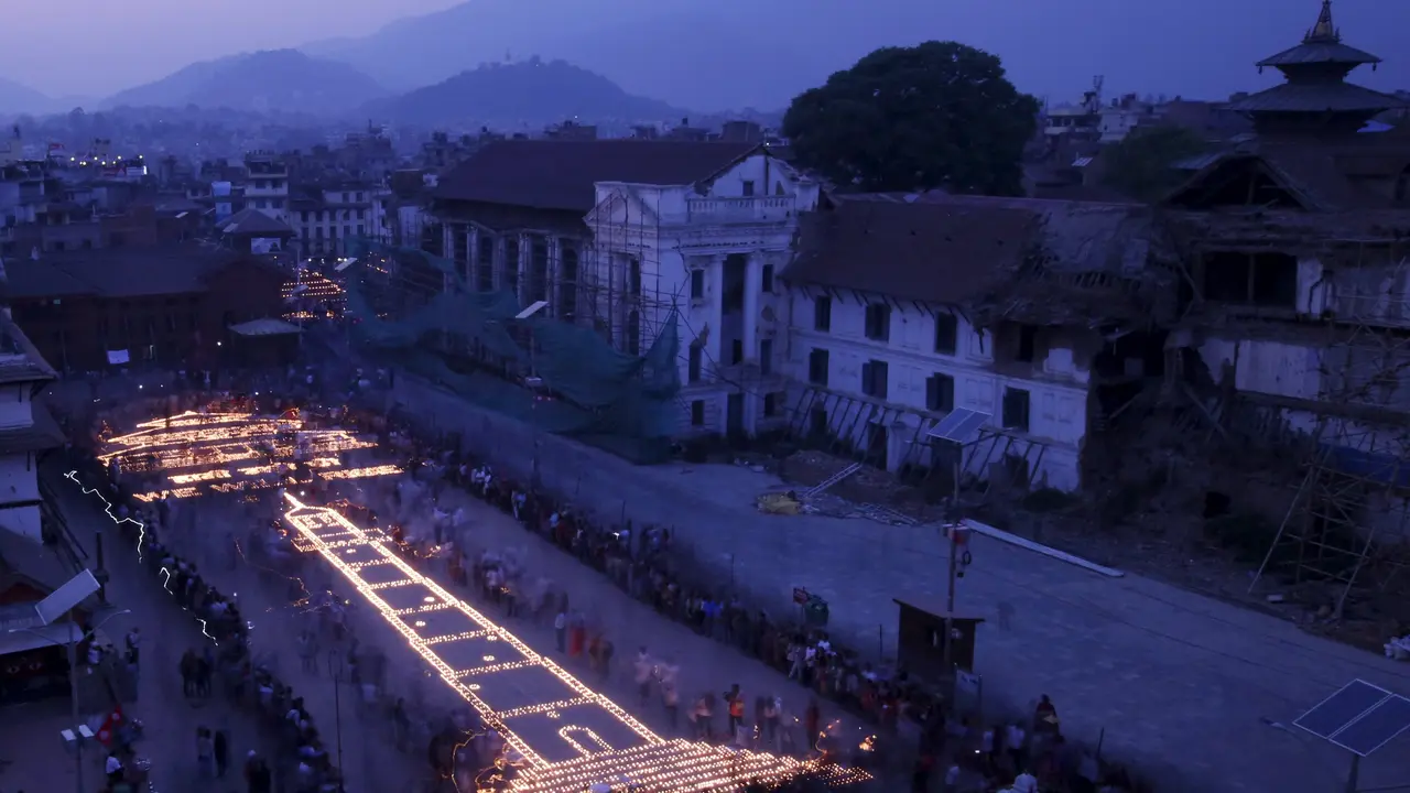 Ribuan Lilin Mengenang Setahun Gempa Nepal