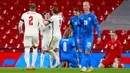 Para pemain Inggris merayakan gol yang dicetak oleh Mason Mount ke gawang Islandia pada laga UEFA Nations League di Stadion Wembley, Kamis (19/11/2020). Inggris menang dengan skor 4-0. (Neil Hall/Pool via AP)