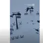 Kereta gantung bergoyang hebat di sebuah resor ski. (dok. Screenshoot Youtube The Weather Chanel/ Instagram @marco_malcangi)
