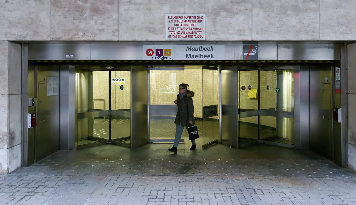 Seorang warga berjalan di depan Stasiun Metro Maelbeek pada hari pembukaan di Brussels, Ibu Kota Belgia, Senin (25/4). Stasiun kereta metro tersebut akhirnya dibuka kembali setelah serangan bom 22 Maret 2016 lalu yang menewaskan 35 orang. (JOHN Thys /AFP)
