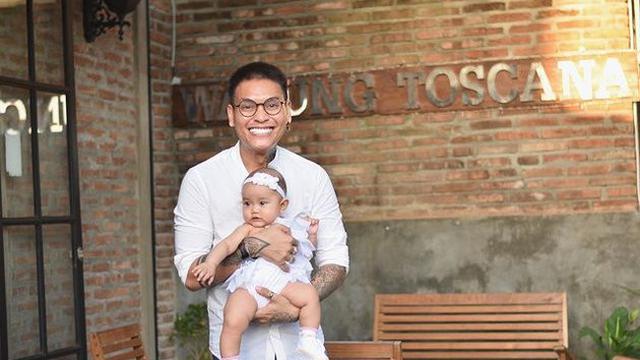 5 Potret Hudson IMB saat Momong Cucu, Penuh Kasih Sayang