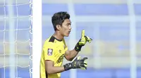 Kiper PSM Makassar, Hilman Syah memberikan arahan kepada rekannya saat melawan Borneo FC dalam laga matchday ke-3 Grup B Piala Menpora 2021 di Stadion Kanjuruhan, Malang, Rabu (31/3/2021). PSM bermain imbang 2-2 dengan Borneo FC. (Bola.com/M Iqbal Ichsan)