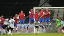 Penyerang Argentina, Lionel Messi saat mencetak gol lewat tendangan bebas ke gawang Chile pada pertandingan Grup A Copa America 2021 di Stadion Nilton Santos, Brasil, Selasa (15/6/2021). Argentina bermain imbang atas Chile 1-1. (AP Photo/Ricardo Mazalan)