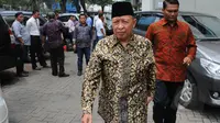 Mantan Wapres Hamzah Haz menyambangi Gedung KPK, Jakarta, Kamis (2/4/2015). Mantan Ketum PPP itu menjenguk mantan Bupati Bangkalan Fuad Amin Imron di rutan KPK. (Liputan6.com/Herman Zakharia)