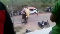 Pemoto ini tewas setelah masuk ke parit sedalam 3 meter, sementara di India, gajah mengamuk menginkak-injak kendaraan.