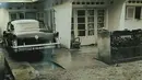 Rumah di daerah Tebet Utara, Jakarta Selatan dengan garasi berisi Chevrolet Bel Air di tahun 1968. (Source: Instagram/@perfectlifeid)