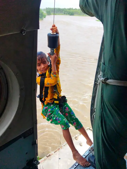 Musim hujan di India tak jarang menciptakan banjir dan tanah longsor. Bencana ini lalu menyebabkan banyak orang tewas. (Indian Air Force via AP)