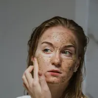 Ilustrasi eksfoliasi wajah. (c) Polina Kovaleva/Pexels.com