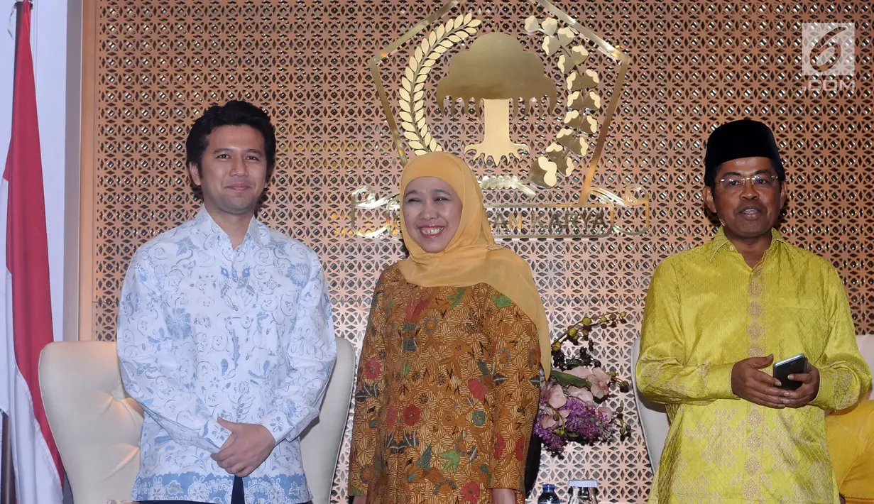 Plt Ketua Umum Partai Golkar, Idrus Marham (kanan) bersama Khofifah Indar Parawansa (tengah) dan Emil Elistyanto Dardak jelang penyerahan surat rekomendasi Cagub dan Cawagub Jawa Timur di Jakarta, Rabu (22/11). (Liputan6.com/Helmi Fithriansyah)