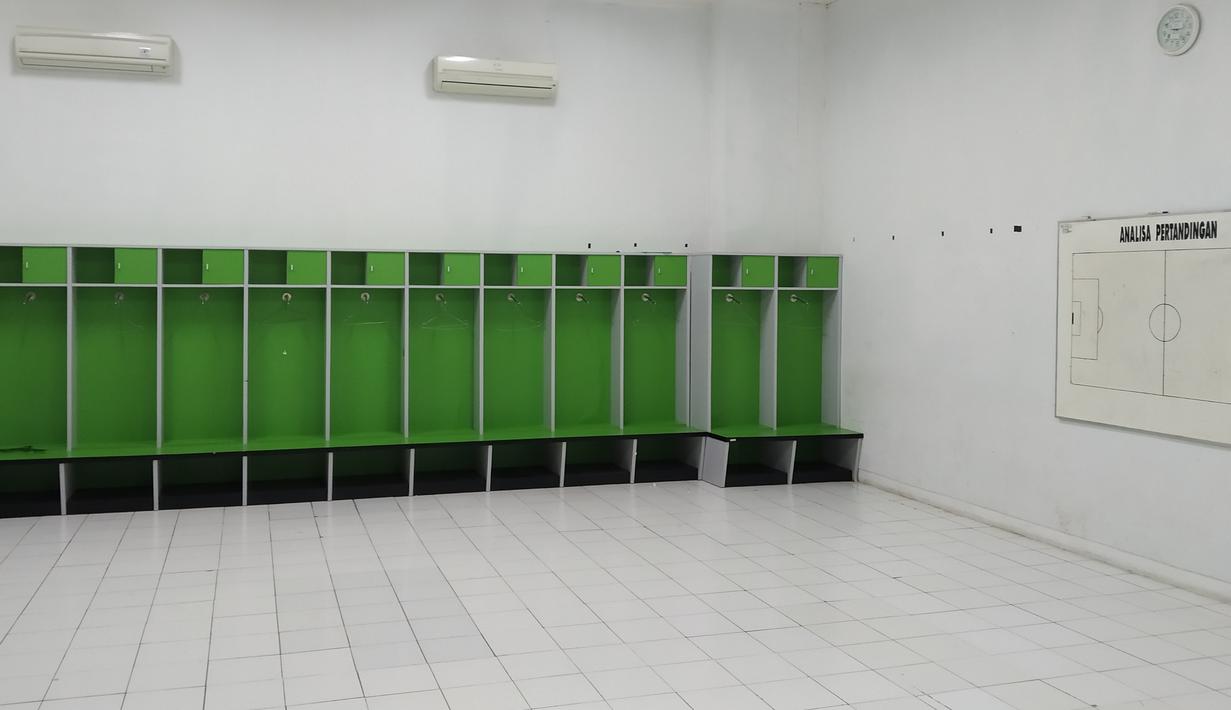 Markas PSS tersebut sudah berstandar internasional, memiliki locker room yang dilengkapi pendingin ruangan, hingga fasilitas lain yang layak. (Bola.com/Vincentius Atmaja)
