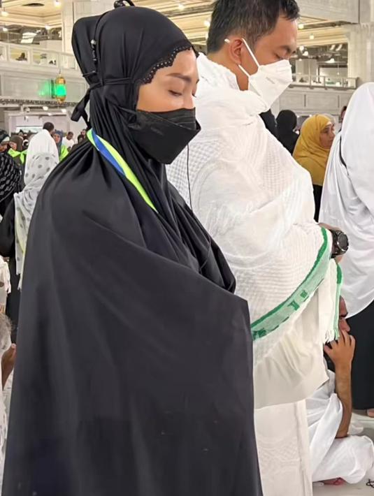 <p>Ibadah umrah kali ini bagaikan hadiah terindah bagi Ayu Dewi di umur pernikahan mereka yang ke-10. "Alhamdulillah untuk hadiah Ibadah 10 taun bersama , semua indah karena Allah SWT," ujarnya. (Foto: Instagram/ mrsayudewi)</p>