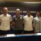 Empat pelatih tim yang akan berlaga di Grup A Piala AFC U-19 2018 berpose bersama setelah memberikan keterangan pers di SUGBK, Rabu (17/10/2018). (Bola.com/Benediktus Gerendo Pradigdo)