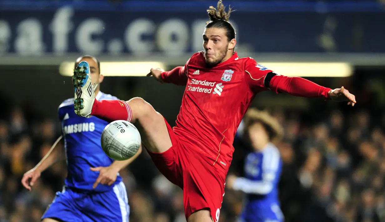 Andy Carroll. Striker Inggris berusia 34 tahun yang baru saja bergabung dengan Reading pada awal musim 2022/2023 ini tercatat pernah memperkuat Liverpool selama 2,5 musim dan menjadi pembelian termahal keempat The Reds pada bursa transfer musim dingin sepanjang sejarah. Ia didatangkan dari Newcastle United pada bursa transfer musim dingin 2010/2011 dengan nilai transfer 41 juta euro atau kini setara Rp682 miliar. (AFP/Glyn Kirk)