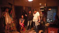 Mouly Surya saat mengarahkan film Marlina si Pembunuh dalam Empat Babak (Instagram/moulysurya)