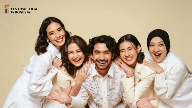 Reza Rahadian dan Duta FFI 2022. (Foto: Dok. Komite FFI 2022)