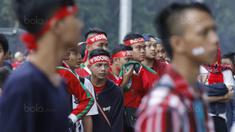 Suporter antre memasuki Stadion Utama Gelora Bung Karno (SUGBK), Jakarta, Minggu (14/1/2018). Kehadiran mereka untuk menyaksikan langsung pertandingan antara Indonesia melawan Islandia dalam laga persahabatan. (Bola.com/M Iqbal Ichsan)