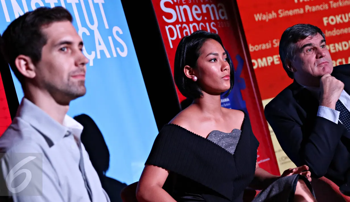 Aktris Tara Basro (tengah) saat menghadiri konferensi pers Festival Sinema Prancis 2015, Jakarta, Rabu (25/11/2015). Di HUT ke 20, Festival Sinema Prancis akan merayakannya di 9 kota di Indonesia. (Liputan6.com/Immanuel Antonius)