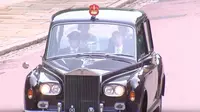 Putri Eugenie menumpangi Rolls-Royce Phantom VI tahun 1977. (Autoevolution)