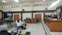 Para terdakwa mengikuti sidang lanjutan PT Bukit Asam terhadap dugaan kasus korupsi akuisisi PT SBS, di PN Palembang Sumsel (Dok. Humas PT SBS / Nefri Inge)