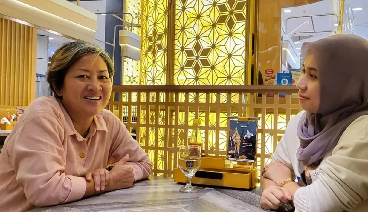 Lantaran kebersamaan ibunda Wilo dan Sarni sering tersorot, banyak yang penasaran dengan hubungan Wilona dan Verrell. Banyak yang mencurigai Wilona dan Verrell CLBK, namun keluarga dan kerabat dekat tak ada yang membenarkan. Ketika menemani Wilona dan Verrell bertemu, ibu Wilona dan Sarni tak pernah ketinggalan momen untuk nikmati waktu berdua. (Liputan6.com/IG@nyaisarni2)