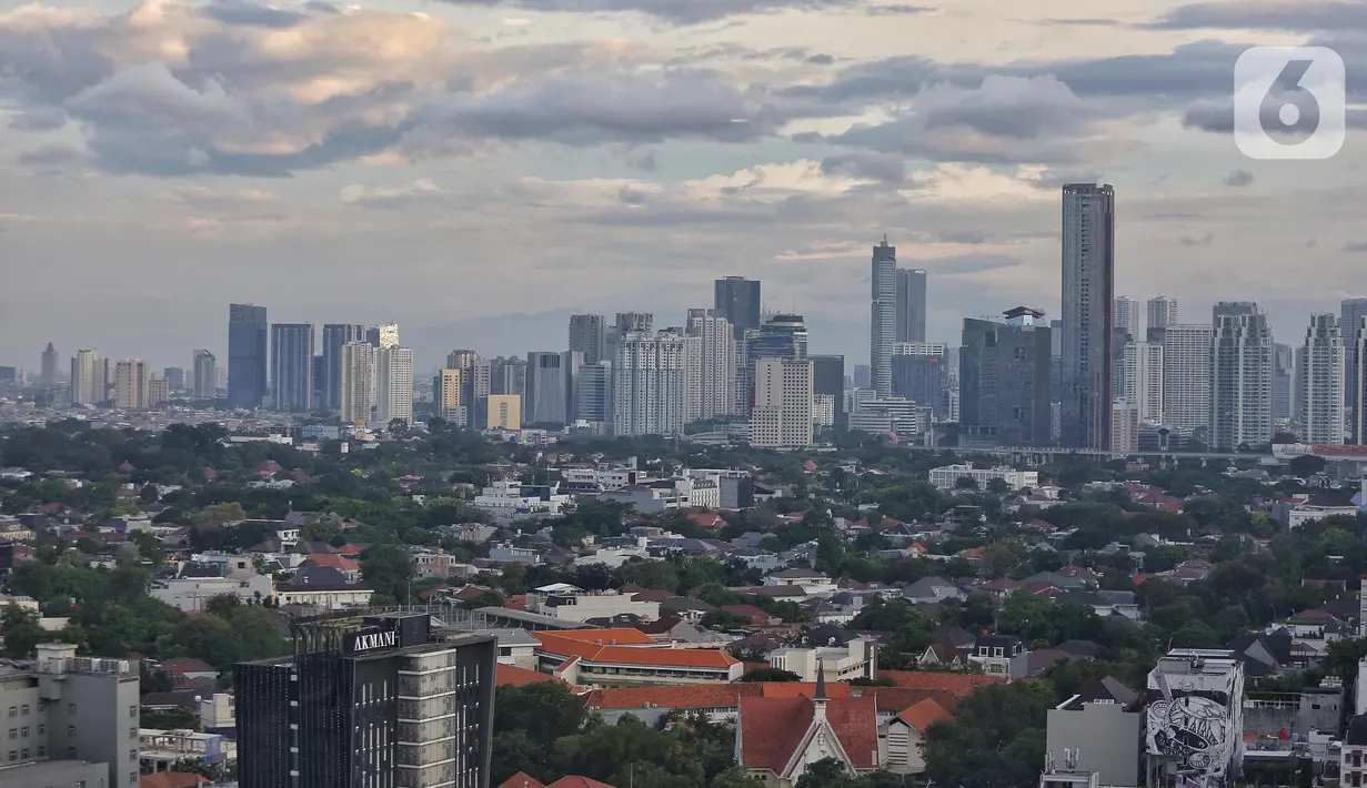 Gubernur Bank Indonesia, Perry Warjiyo dalam keterangan pers Rapat Dewan Gubernur (RDG) BI, Rabu (23/4/2025), menyampaikan bahwa pertumbuhan ekonomi masih diperkirakan berada di kisaran 4,7% hingga 5,5%, dengan titik tengah 5,1. (Liputan6.com/Angga Yuniar).