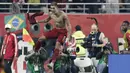 Penyerang Liverpool, Roberto Firmino berselebrasi usai mencetak gol ke gawang Flamengo pada final Piala Dunia Antarklub 2019 di Stadion Internasional Khalifa di Doha, Qatar (22/12/2019). Roberto Firmino mencetak gol pada babak perpanjangan waktu, tepatnya di menit ke-99. (AP Photo/Hassan Ammar)