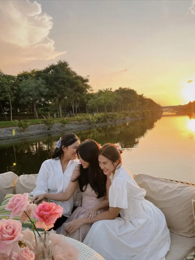 Tampilan Dreamy Hanggini dengan Dress Pink Saat Dapat Kejutan Ulang Tahun dari Lutfhi Aulia di Tengah Danau