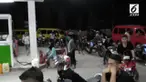 Akibat BBM jenis premium langka di beberapa kota di Sulawesi Barat, warga mengantri hingga subuh tiba.
