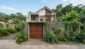10 Model Gerbang Rumah Desa Modern yang Dipadukan Dengan Pagar Roster, Kombinasi Fasad Estetis