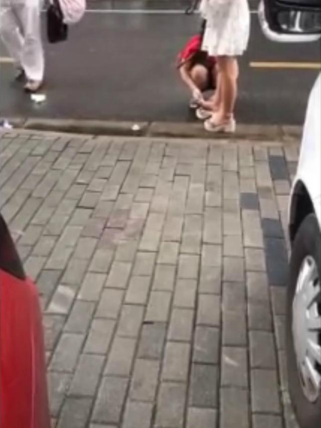 Bikin Geram, Wanita Muda Meneriaki Ibunya Sendiri Untuk Bersihkan Kakinya