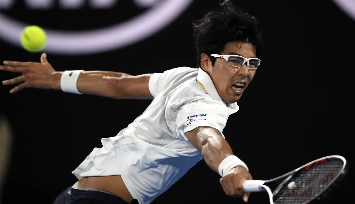 Aksi petenis Korea Selatan, Chung Hyeon mengembalikan bola saat melawan Novak Djokovic pada ajang Australia Terbuka 2018 di Melbourne,  (22/2/2018). Djokovic kalah 6-7, 5-7, 6-7. (AP/Andy Brownbill)