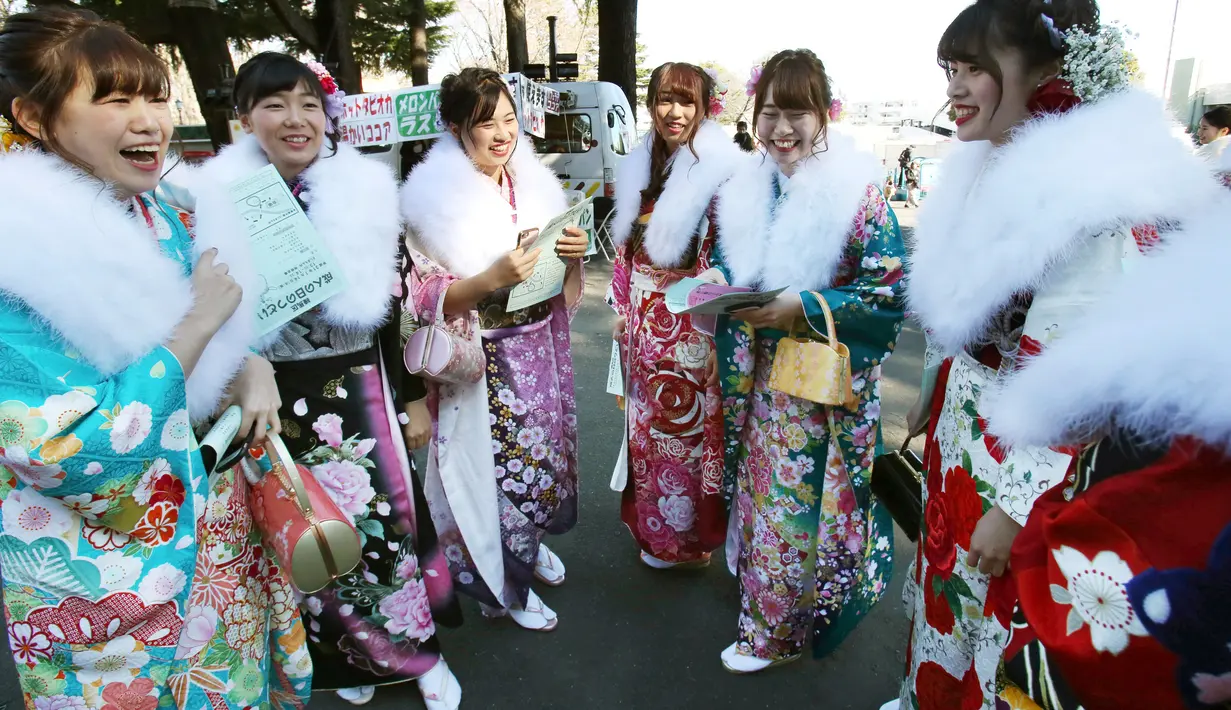 Para wanita mengenakan Kimono saat menghadiri upacara perayaan Coming of Age Day atau Hari Kedewasaan di Tokyo, Jepang  (14/1). Hari Kedewasaan jatuh di hari Senin minggu kedua di bulan Januari. (AP Photo/Koji Sasahara)