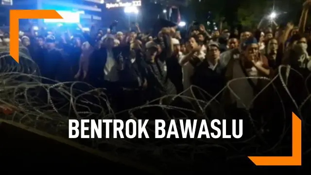 Demo susulan terjadi di sekitar gedung Bawaslu, Jakarta. Massa yang ada bentrok dengan petugas kepolisian.