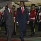 Presiden Joko Widodo menyambut PM Malaysia Mahathir Mohamad di Bandara Halim Perdanakusuma, Jakarta, Kamis (28/6). Dalam kunjungannya ke Jakarta,  Mahathir ditemani sang istri, Siti Hasmah Mohd Ali. (Liputan6.com/Angga Yuniar)